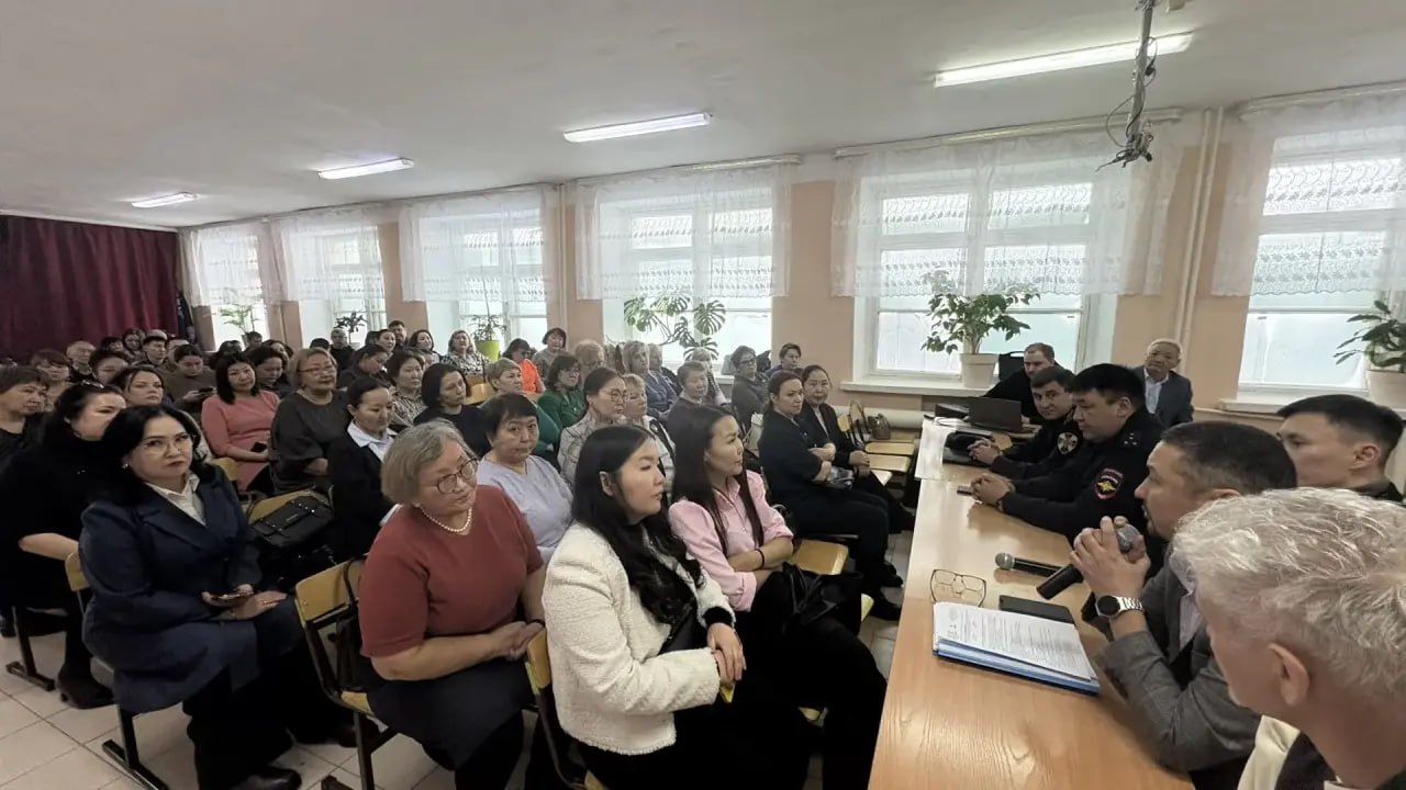 В Республике Саха (Якутия) транспортные полицейские и представители образовательных организаций обсудили вопросы терроризма и экстремизма за круглым столом В Республике Саха (Якутия) транспортные полицейские и представители образовательных организаций обсудили вопросы терроризма и экстремизма за круглым столом