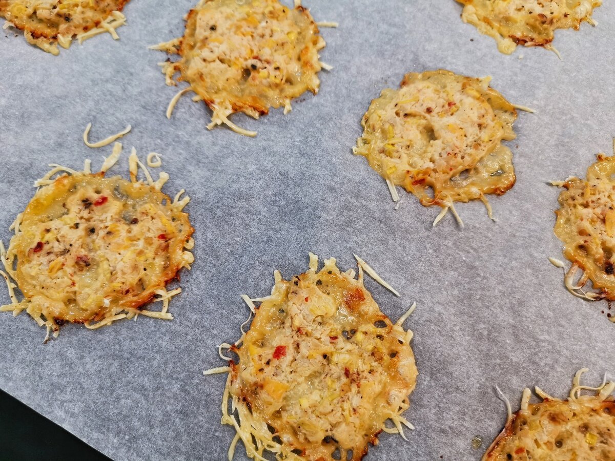 Вкусные сырные чипсы с пикантным хреном