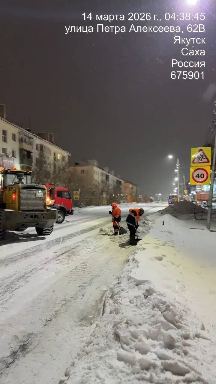 Погрузка снега по ул. Петра Алексеева Погрузка снега по ул. Петра Алексеева