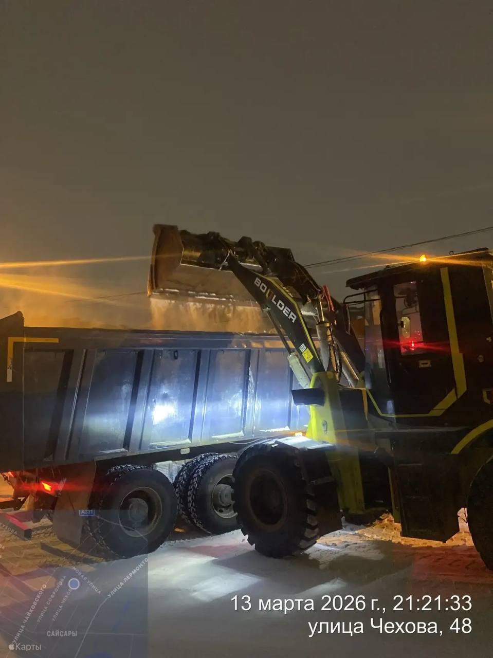 Кадры ночных работ по погрузке снега по ул. Чехова Кадры ночных работ по погрузке снега по ул. Чехова