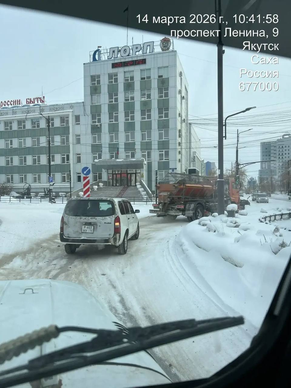 Ведущиеся работы по подсыпке аварийно-опасных участков города Ведущиеся работы по подсыпке аварийно-опасных участков города