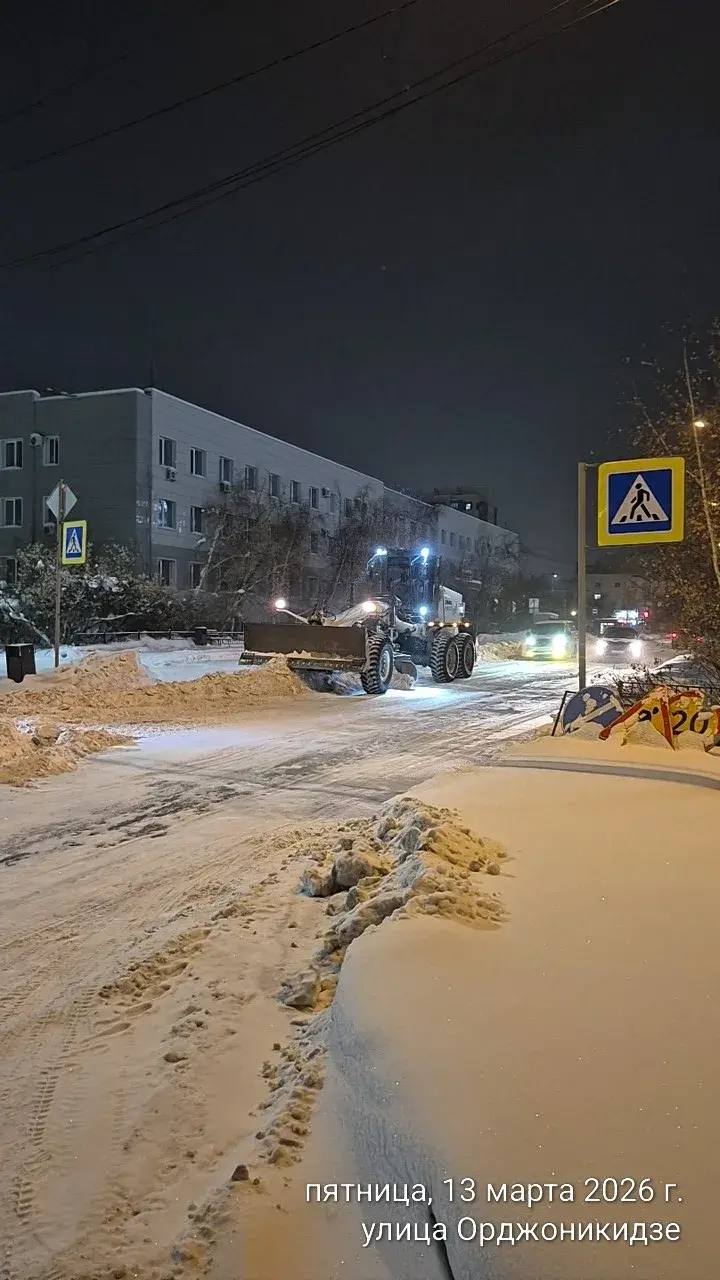 Формирование вала снега для дальнейшего вывоза, ул. Орджоникидзе Формирование вала снега для дальнейшего вывоза, ул. Орджоникидзе