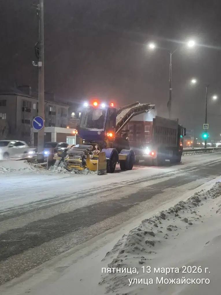 Вывоз снега с разделительной полосы ул. Автострада 50 лет Октября