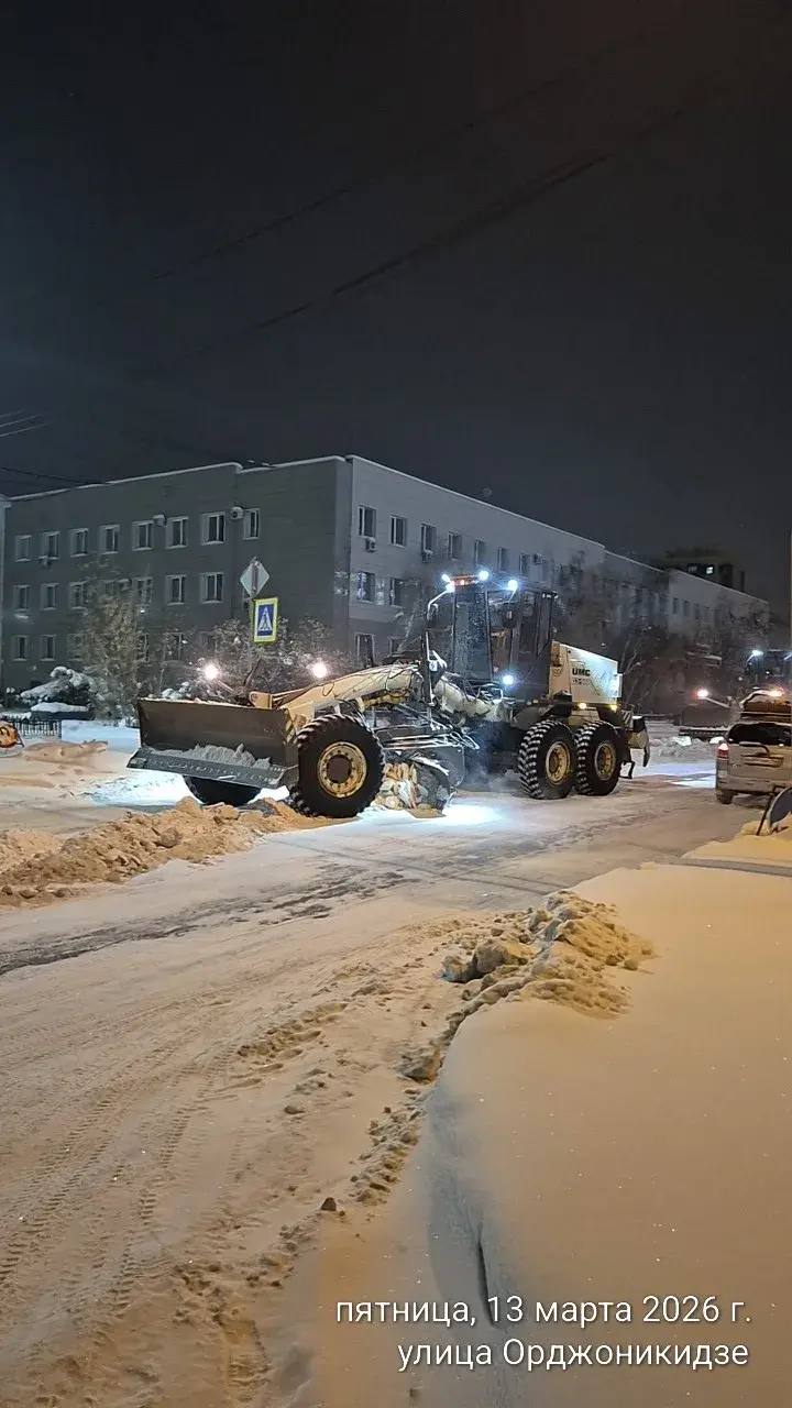 Формирование вала снега для дальнейшего вывоза, ул. Орджоникидзе