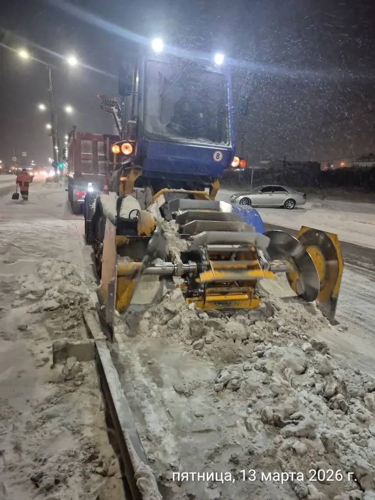Вывоз снега с разделительной полосы ул. Автострада 50 лет Октября Вывоз снега с разделительной полосы ул. Автострада 50 лет Октября