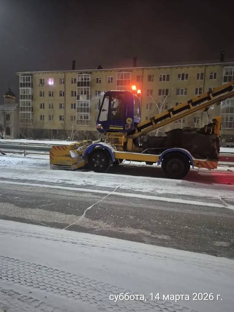 Вывоз снега с разделительной полосы, Автострада 50 лет Октября Вывоз снега с разделительной полосы, Автострада 50 лет Октября
