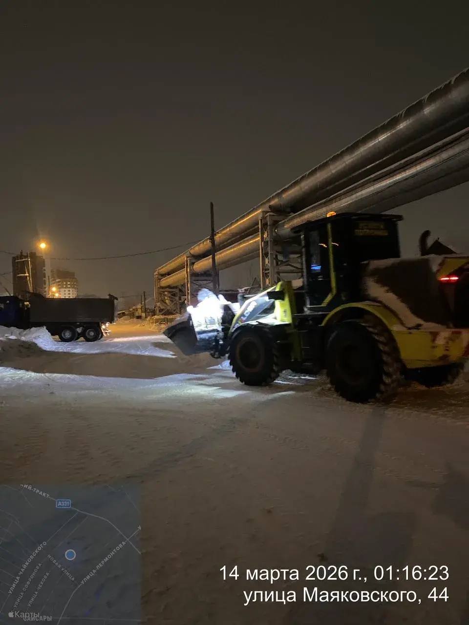 Кадры работ по погрузке снега по ул. Чехова Кадры работ по погрузке снега по ул. Чехова