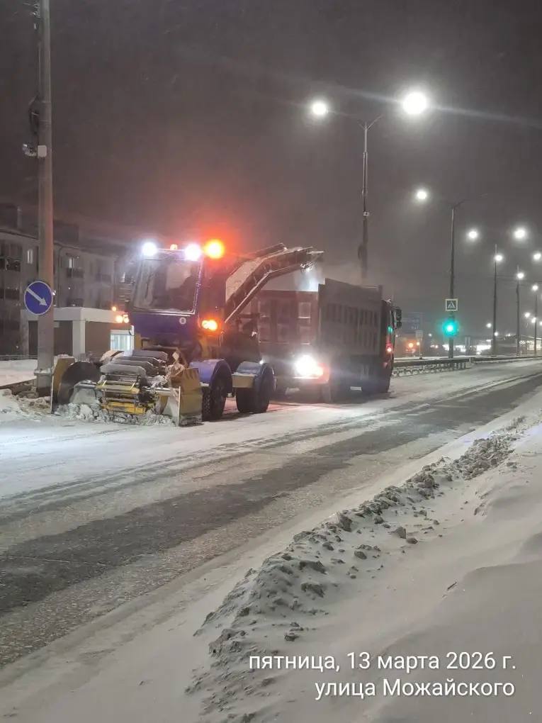 Вывоз снега с разделительной полосы ул. Автострада 50 лет Октября Вывоз снега с разделительной полосы ул. Автострада 50 лет Октября