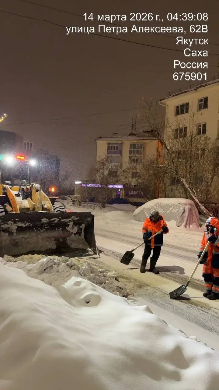 Погрузка снега по ул. Петра Алексеева Погрузка снега по ул. Петра Алексеева