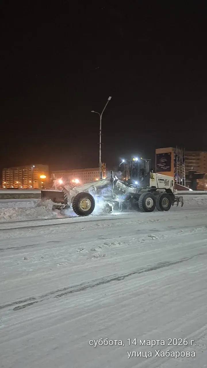 Формирование вала снега для дальнейшего вывоза, ул. Хабарова