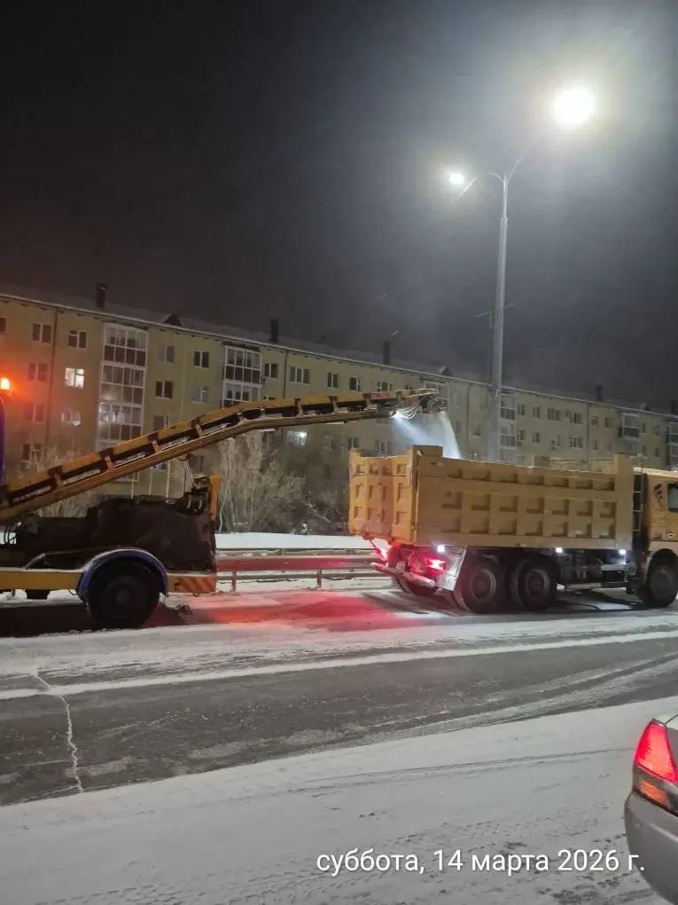 Вывоз снега с разделительной полосы, Автострада 50 лет Октября Вывоз снега с разделительной полосы, Автострада 50 лет Октября
