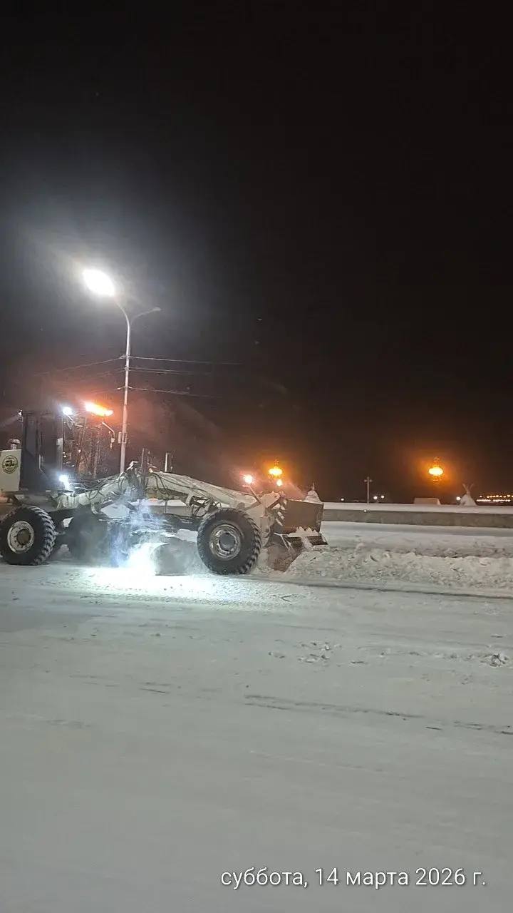 Формирование вала снега для дальнейшего вывоза, ул. Хабарова Формирование вала снега для дальнейшего вывоза, ул. Хабарова