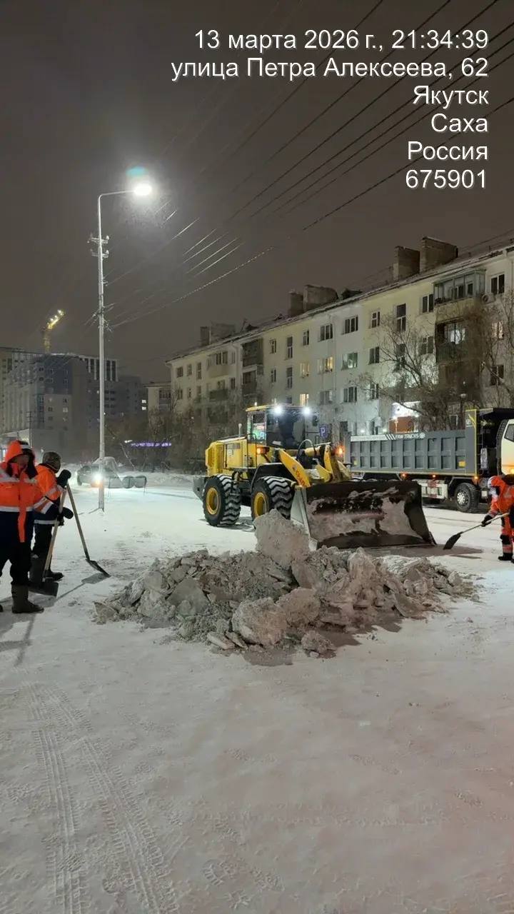 Погрузка снега по ул. Петра Алексеева Погрузка снега по ул. Петра Алексеева