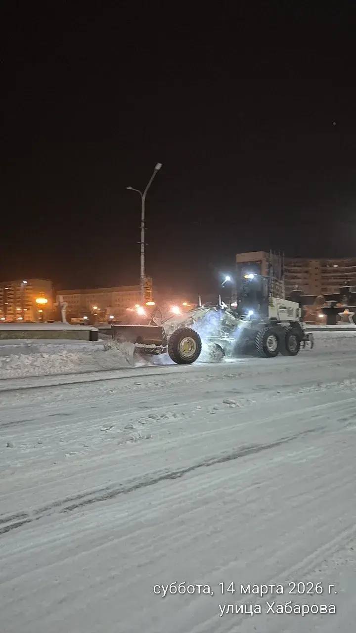 Формирование вала снега для дальнейшего вывоза, ул. Хабарова Формирование вала снега для дальнейшего вывоза, ул. Хабарова