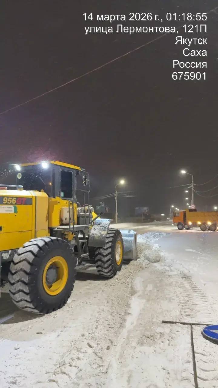 Кадры работ по погрузке снега по Сергеляхскому шоссе