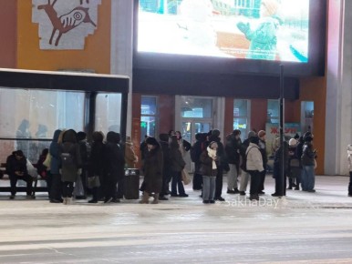 На остановке в воскресенье