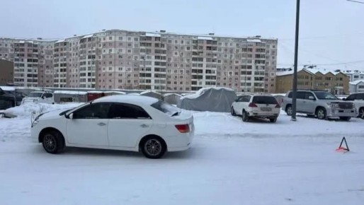 В Якутске водитель иномарки сбил ребенка во дворе жилого дома