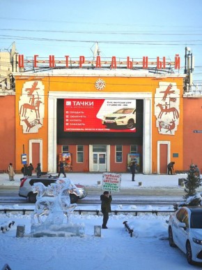 С приближением весны на свое любимое место перед мэрией, со своим знаменитым плакатом, вернулся известный в городе цветовод с активной жизненной позицией Николай Захаров