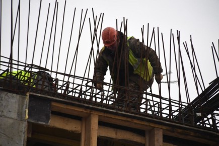 Завершили монтаж коффердама Ленского моста