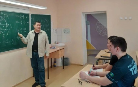 Десант преподавателей при поддержке Виктора Лебедева помогает школьникам подготовиться к ЕГЭ