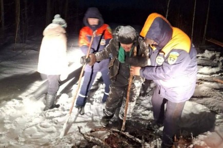 Спасатели эвакуировали двух человек из снежной пурги в Верхневилюйском районе Якутии