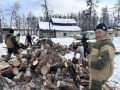 Молодежный десант.. Сегодня с ребятами работаем в Усть-Алданском улусе. Проводим субботники в 7 населенных пунктах района. Помогаем семьям СВО, одиноким пожилым людям, инвалидам. Работа разная, зимой в основном колим дрова...