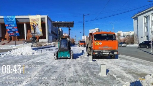 Уборка, подготовка к вывозу снега, пл. Дружбы