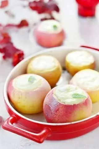 Печеные яблоки с творогом: просто и вкусно