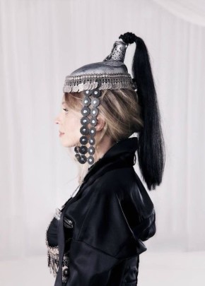 Наталья Поклонская в странном образе женщины-Чингисхана