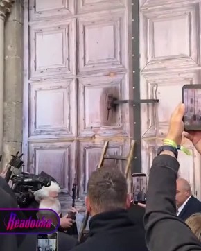 В Иерусалиме открыли двери храма Гроба Господня перед схождением Благодатного огня