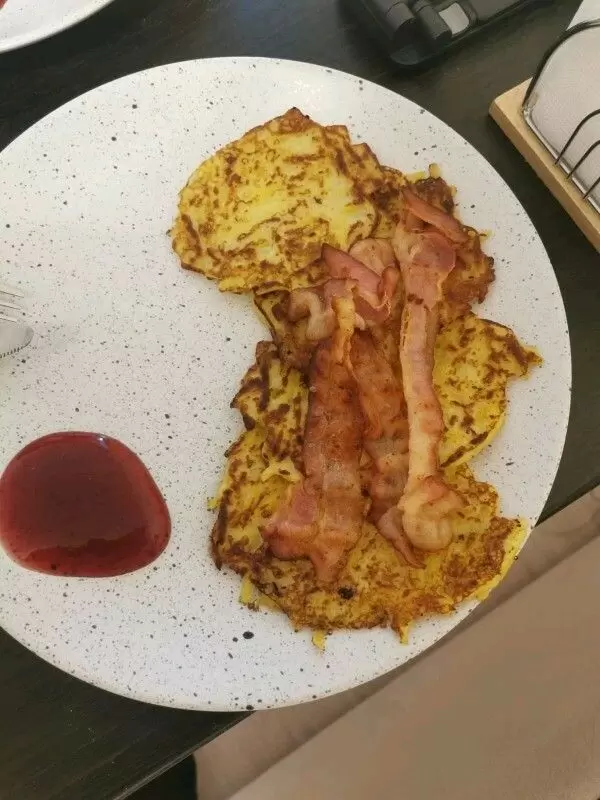 Вкус Швеции в каждом укусе: попробуйте раггмунки с беконом и брусничным соусом