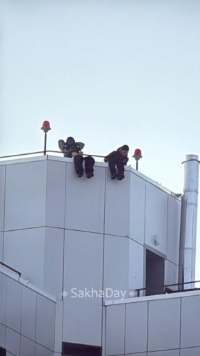 #пишут Дети на крыше 16-этажного многоквартирного дома по ул. Чехова, 71