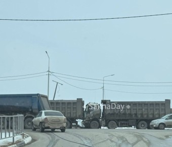 #сообщают. Гонщики на шахманах снесли опору и устроили ДТП у съезда Высшей школы музыки Подписывайтесь на канал MAX.ru/SakhaDay!