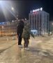 Каток вместо тротуара. В Якутске блогер вывела детей кататься на проспект Ленина