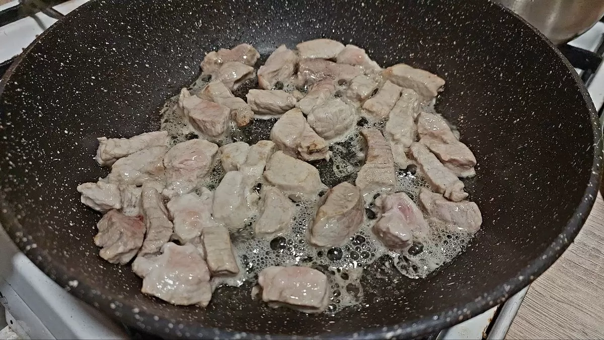 Почему растительное масло пенится при жарке свинины