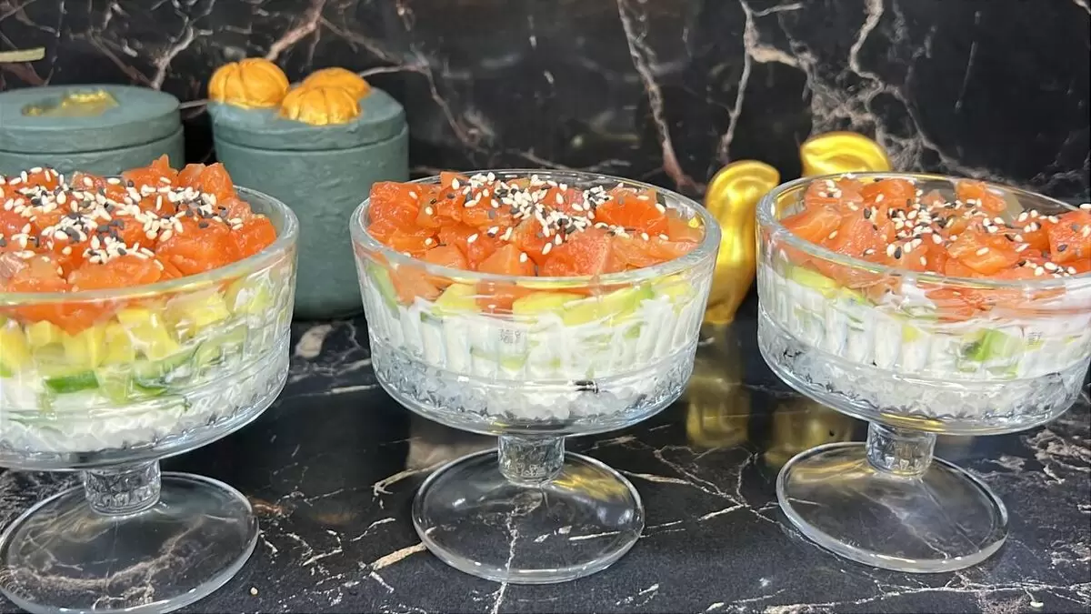 Суши-салат с красной рыбой и авокадо: простой и яркий повод порадовать гостей