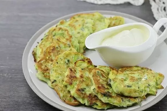 Нежные оладьи из кабачков: освежающий рецепт с фетой и мятой