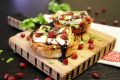 Невероятные тосты с сыром бри и гранатовой глазурью: сочетание вкуса и стиля
