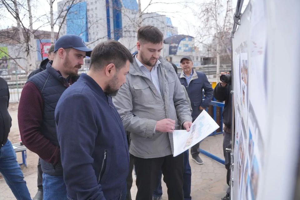 Сегодня во время рабочего объезда по городу осмотрели место работ на популярной игровой площадке возле озера Талое, известной как «площадка Водяновой»