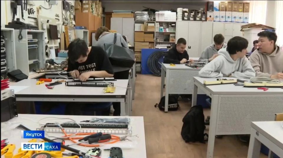 В рамках федерального проекта "Активные меры содействия занятости" национального проекта "Кадры", реализуемого по инициативе Президента страны Владимира Путина, жители республики бесплатно осваивают востребованные профессии