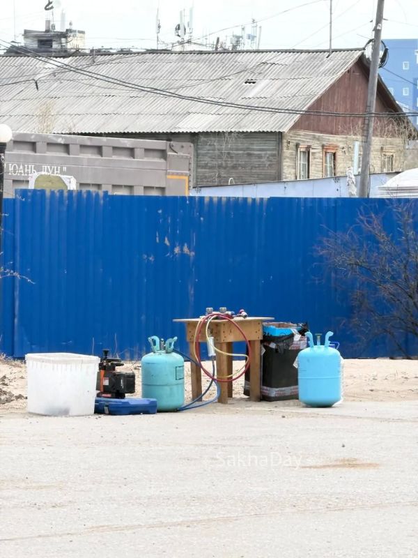 На улицах города появились мобильные заправщики (антифриз и фреон) На улицах города появились мобильные заправщики (антифриз и фреон)