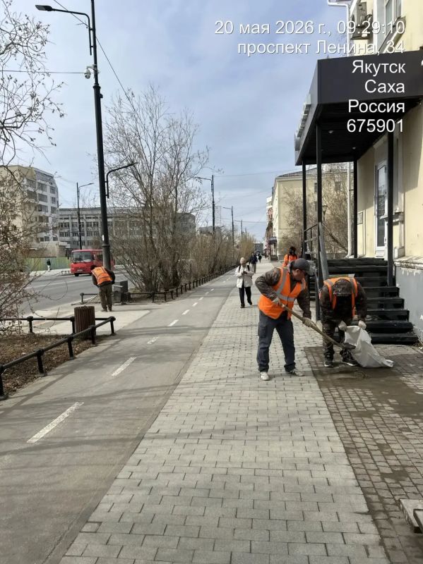 Подметание тротуаров и переходов по пр. Ленина