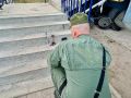 Следователь-криминалист СУ СК России по Республике Саха (Якутия) работает на месте нападения на женщину в городе Якутске