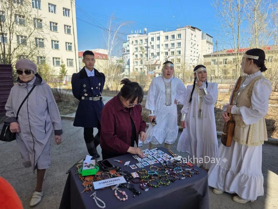 Музыкальнай колледж таынааы сквергэ самаан сайыны крср быыстапка-дьаарбака ыытылла турар Музыкальнай колледж таынааы сквергэ самаан сайыны крср быыстапка-дьаарбака ыытылла турар