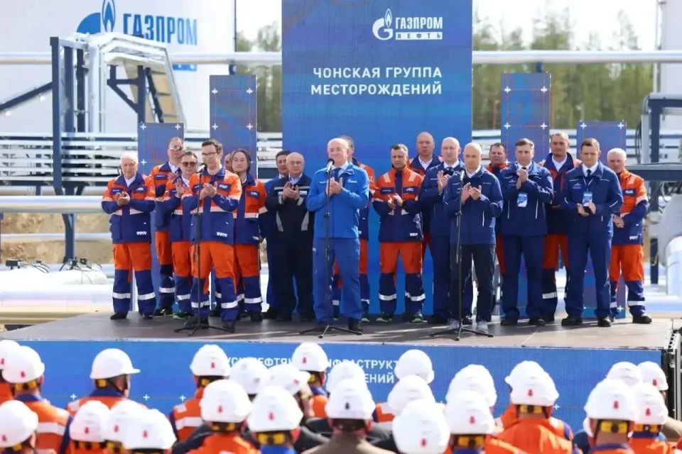 Айсен Николаев: Сегодня на Чонской группе месторождений на юго - западе Якутии дали старт масштабному проекту, значимому не только для Якутии, но и для всей топливно - энергетической отрасли страны - запущена нефтяная... Айсен Николаев: Сегодня на Чонской группе месторождений на юго - западе Якутии дали старт масштабному проекту, значимому не только для Якутии, но и для всей топливно - энергетической отрасли страны - запущена нефтяная...