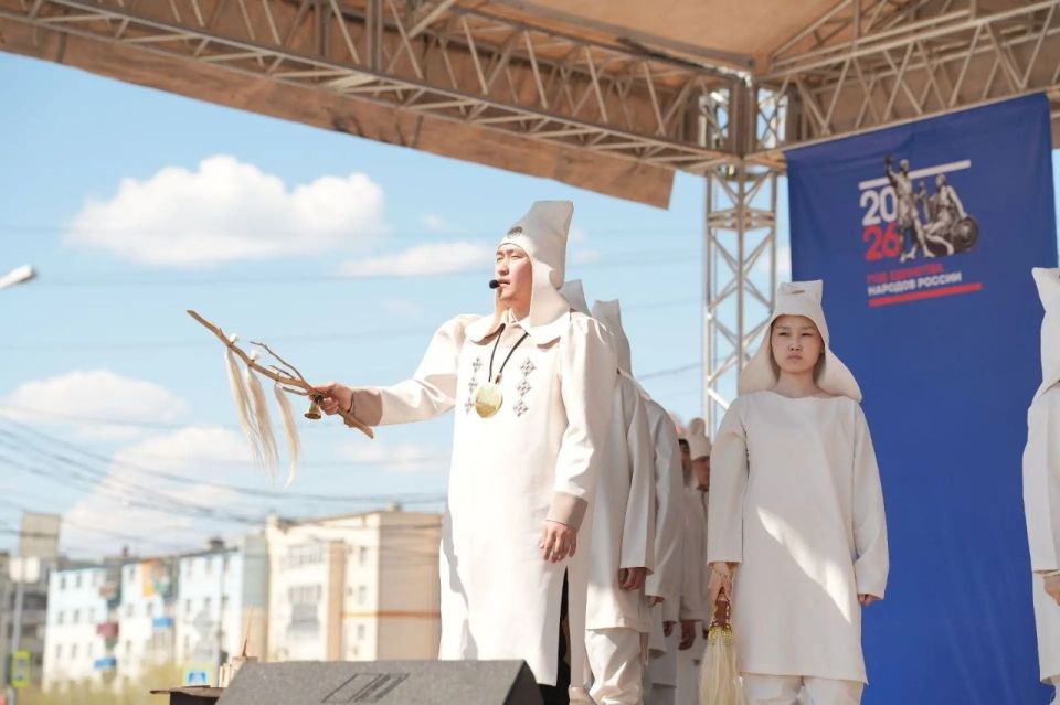 Евгений Григорьев: Дорогие горожане, уважаемые земляки! Сердечно поздравляю вас с народным праздником – Николиным днём! Ньукуолун кннэн итиитик-истиник ээрдэлиибин! Евгений Григорьев: Дорогие горожане, уважаемые земляки! Сердечно поздравляю вас с народным праздником – Николиным днём! Ньукуолун кннэн итиитик-истиник ээрдэлиибин!