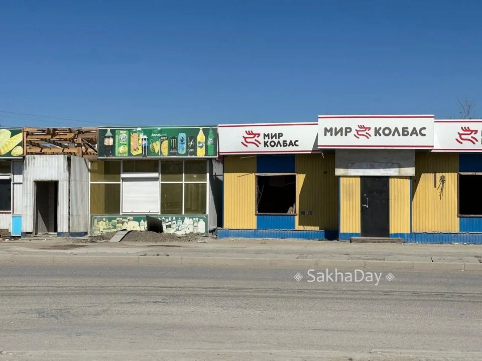 Фотофакт: На Чернышевского сносят торговые ряды Фотофакт: На Чернышевского сносят торговые ряды
