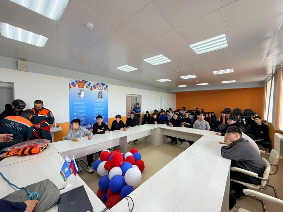 Спасатели Среднеколымска провели профориентационное занятие для школьников Спасатели Среднеколымска провели профориентационное занятие для школьников