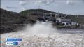 Мощные потоки воды шумно падают вниз – такое зрелище сейчас открывается на Вилюйской гидроэлектростанции в Чернышевском