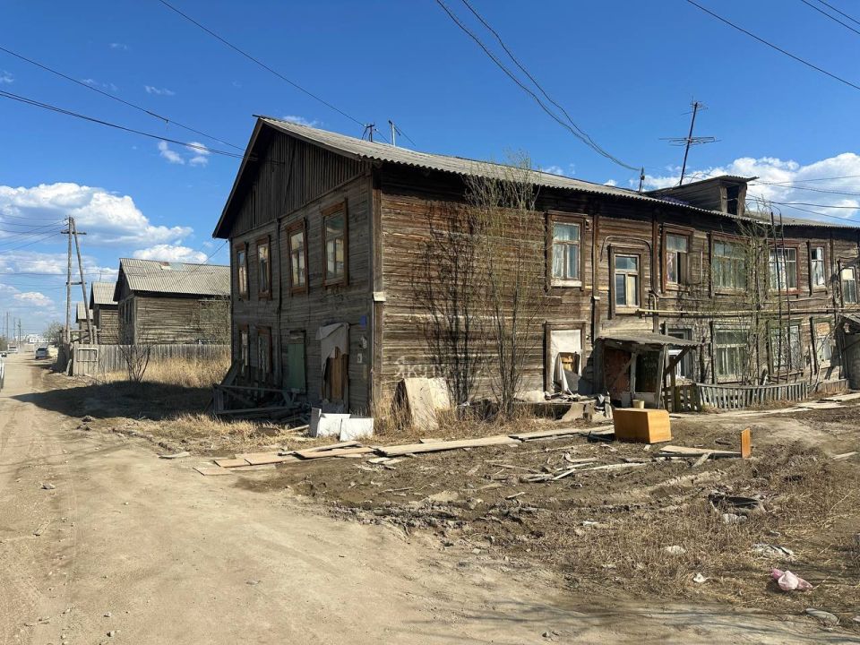 Сегодня после праздника и обряда встречи лета в центре Якутска, я снова заехал погулять уже в знакомый мне 17 квартал, который находится в 3.5 км от центра города Сегодня после праздника и обряда встречи лета в центре Якутска, я снова заехал погулять уже в знакомый мне 17 квартал, который находится в 3.5 км от центра города